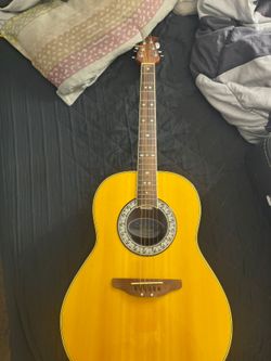Celebrity Acoustic Guitar **READ DISC**