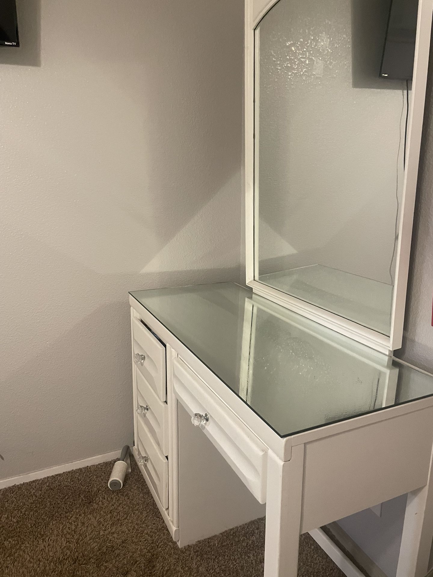 white mirror vanity 