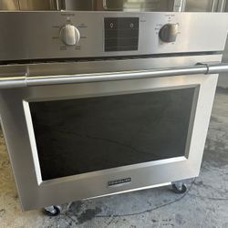 FrigidaireProfessional 30 Inch Wide 5.1 Cu. Ft. Electric Wall Oven  In mint condition Can deliver  with PowerPlus Convection Retail price $2,244.10 
