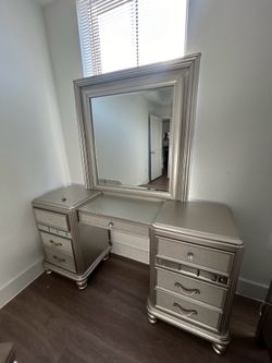 Vanity dresser