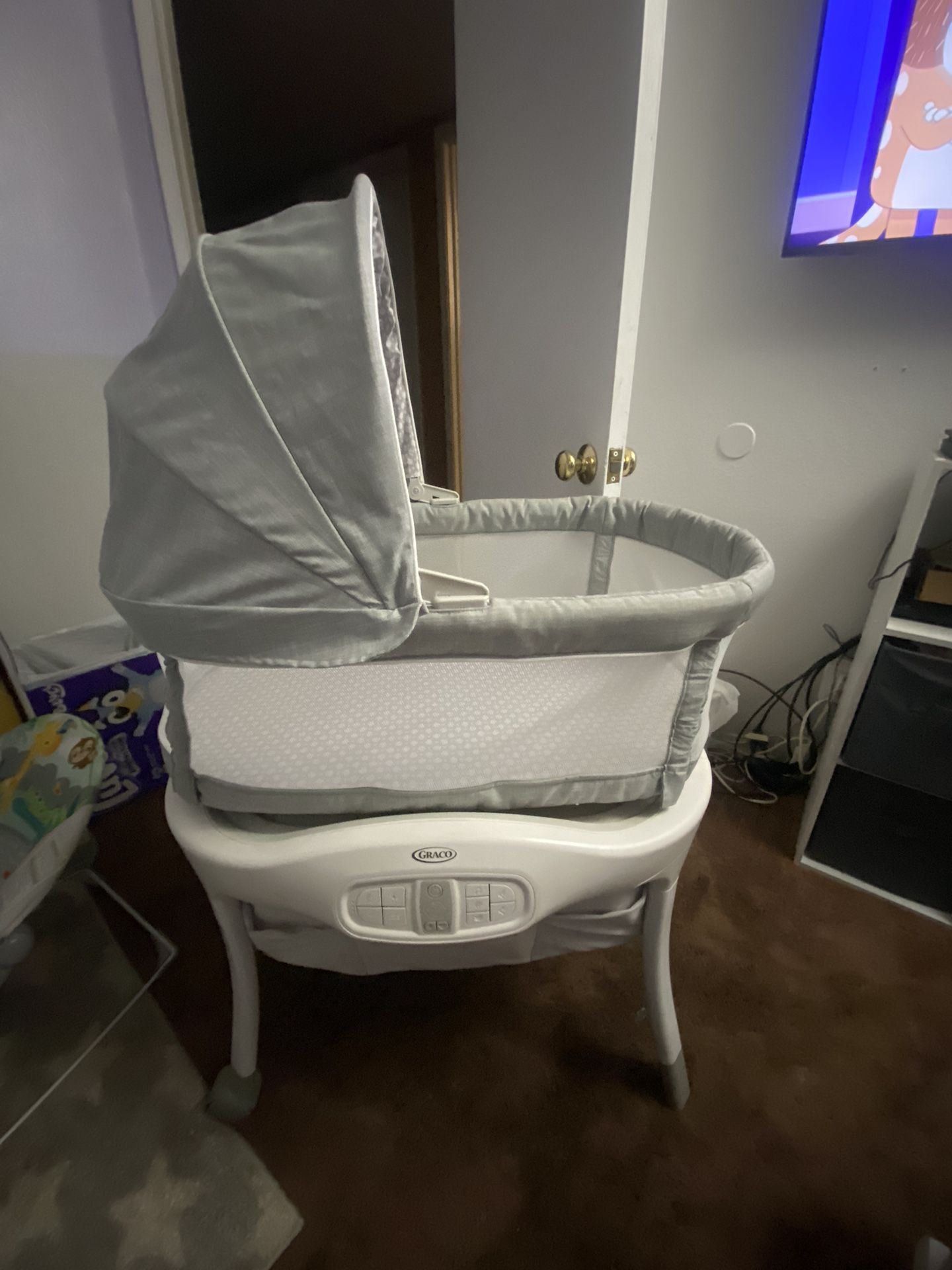 GRACO ROCKING BASSINET GRAY for Sale in Moreno Valley, CA - OfferUp