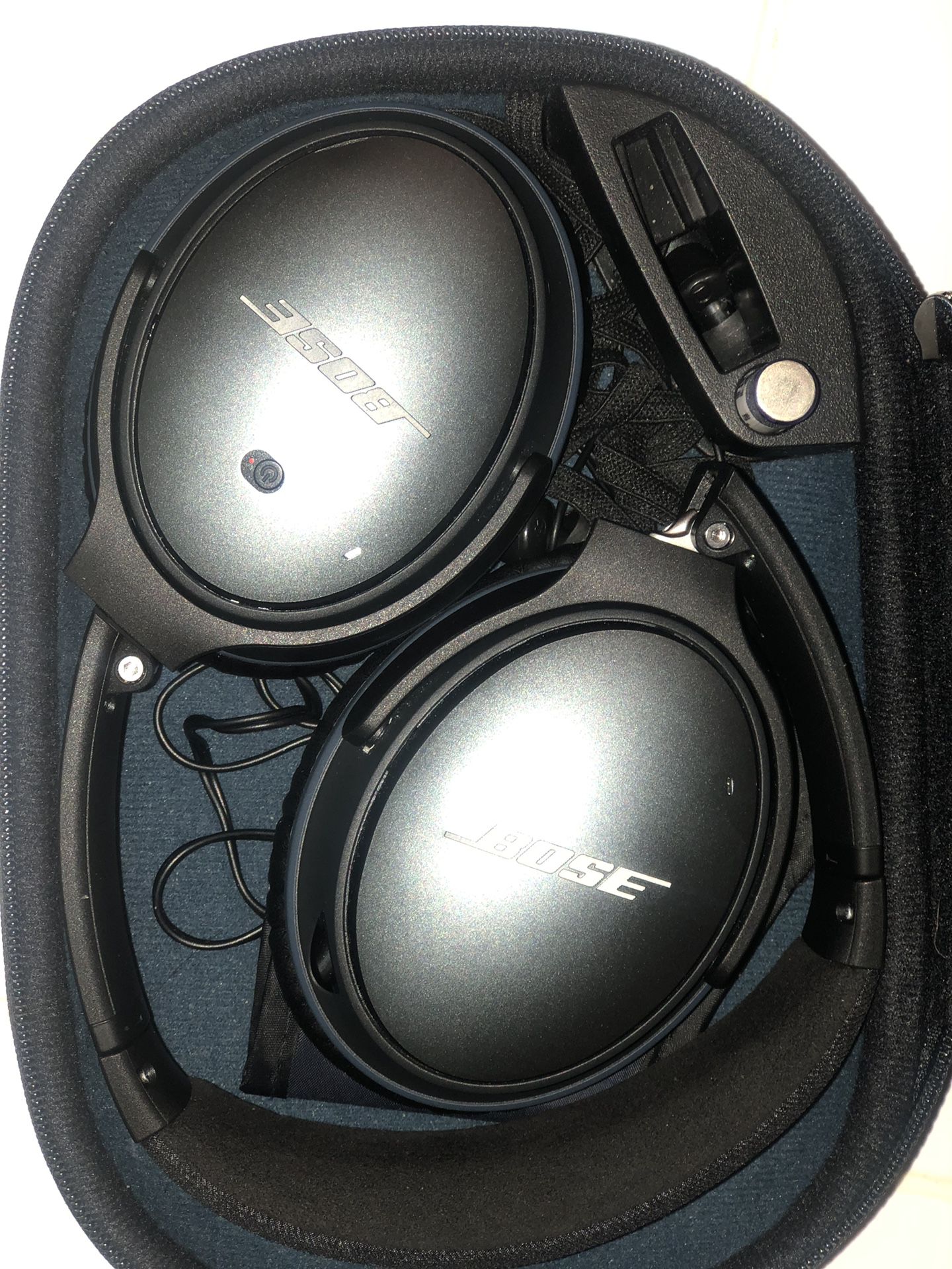 Bose wireless noise cancellation headphones ( like new )