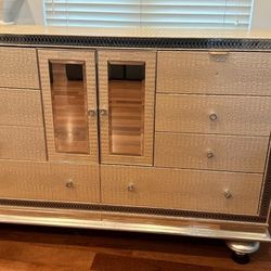 Custom nightstands and dresser with mirror vanity  Custom night stands and dresser drawer with mirror 