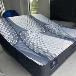 New King serta i comfort memory foam & adjustable base only used in model home never slept on   Head and feet adjust!   I can deliver   Retail $2,999 