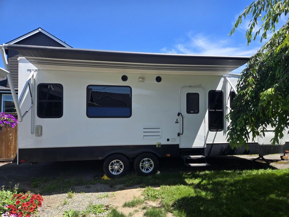 2010 Fuzion Toy Hauler 