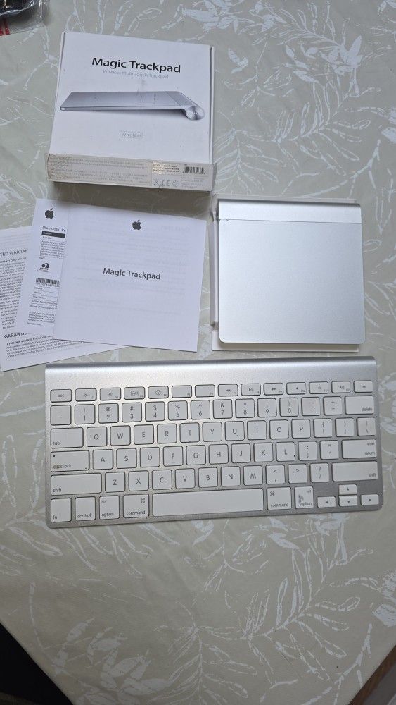 Apple A1314 Wireless Keyboard & Apple Magic Trackpad