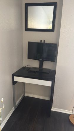 Desk comes with tiny tv and stand
