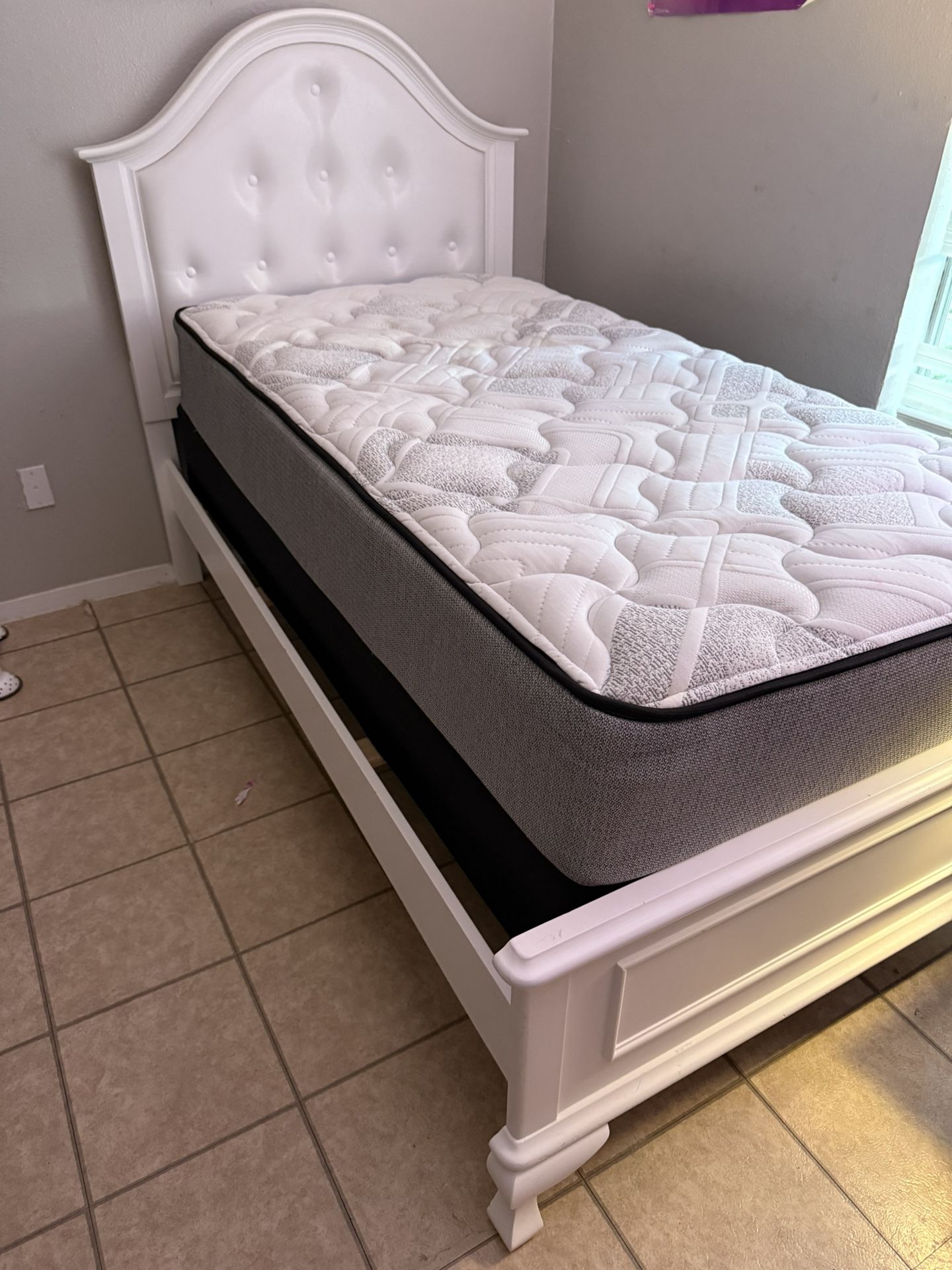 Girls Twin Size Bed w/ Mattress & Box Spring