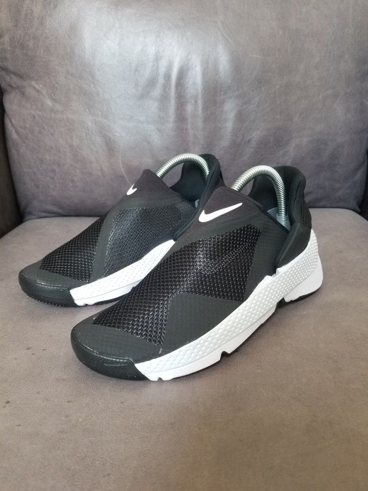 Nike Go FlyEase Woman's Laceless Shoes Black/White DR5540 002