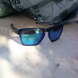 Oakleys XL silver Prizm