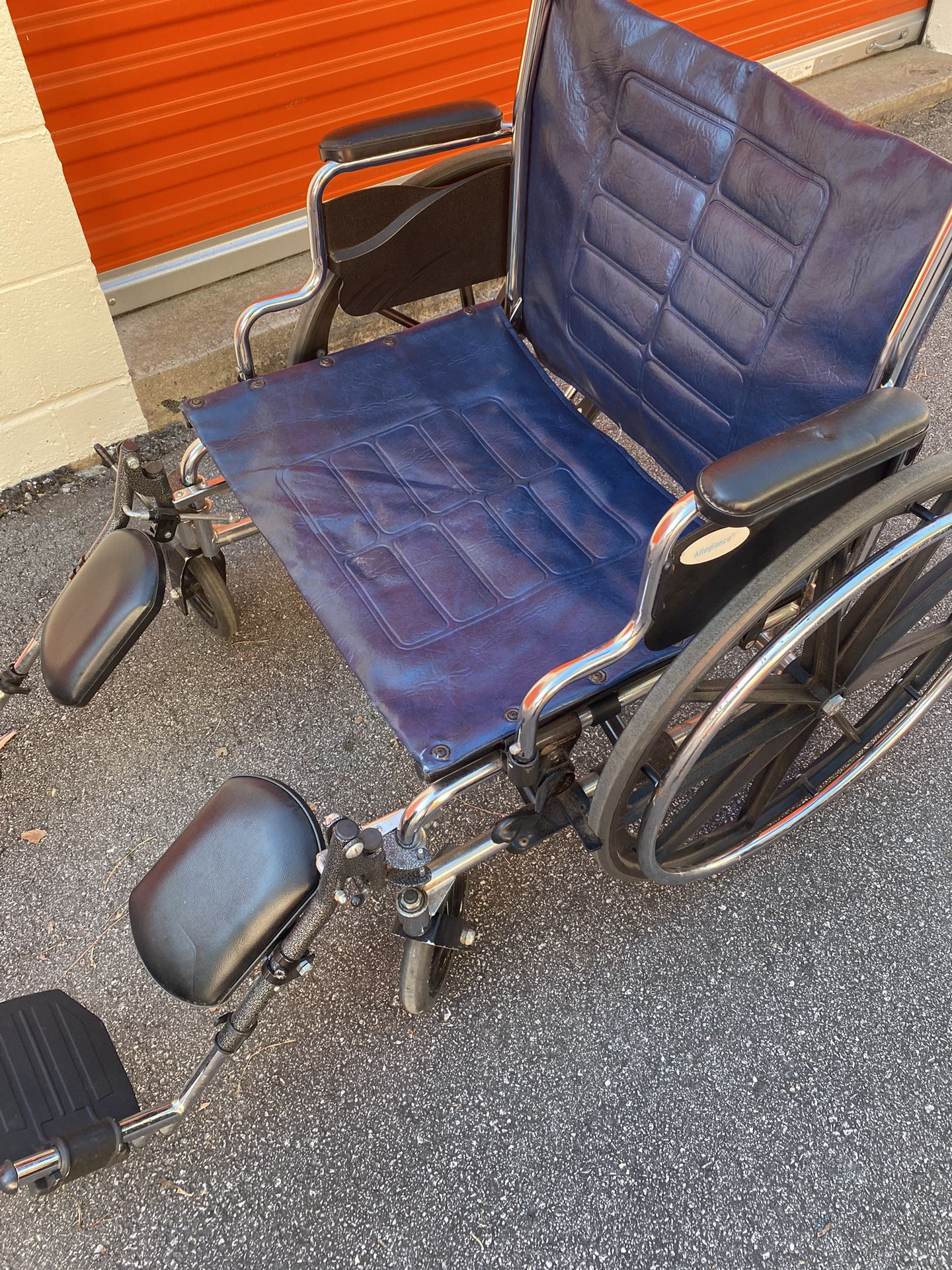 Invacare Bariatric 22” Seat Width Wheelchair With Elevating Footrestz