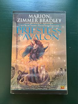Priestess of Avalon by Marion, Zimmer Bradley and Diana L. Paxton