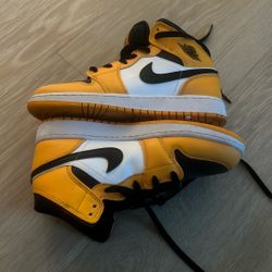 2022 Air Jordan 1 Mid 'Reverse Yellow Toe