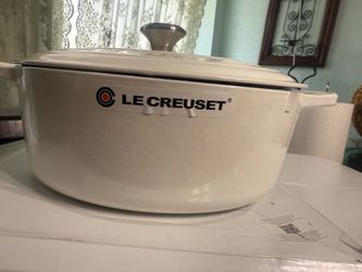 New Le Creuset 8qt oval duch oven