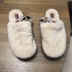 Ugg Slippers Size 4