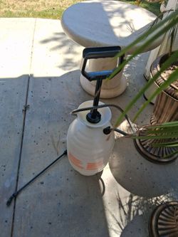 2 gallons spray container
