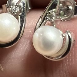 10 K White Good Pearls And Diamonds Earrings