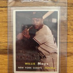 Topps 1957 #10 Willie Mays Card
