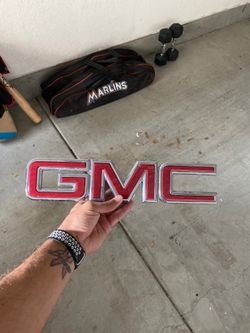 GMC Canyon 2015-2016 front emblem