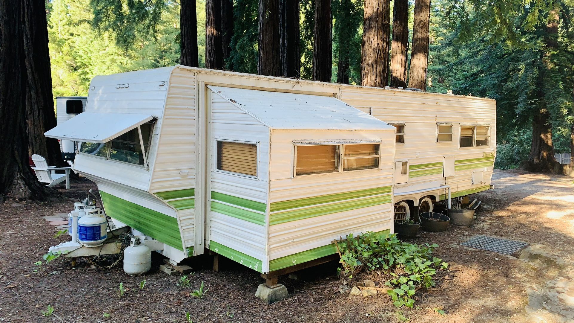 50% Off Today Trailer With Pop out Tows Good Elvis Memorabilia Inside Full