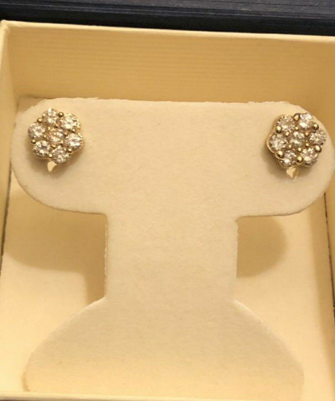 10k Flower set diamond Earrings