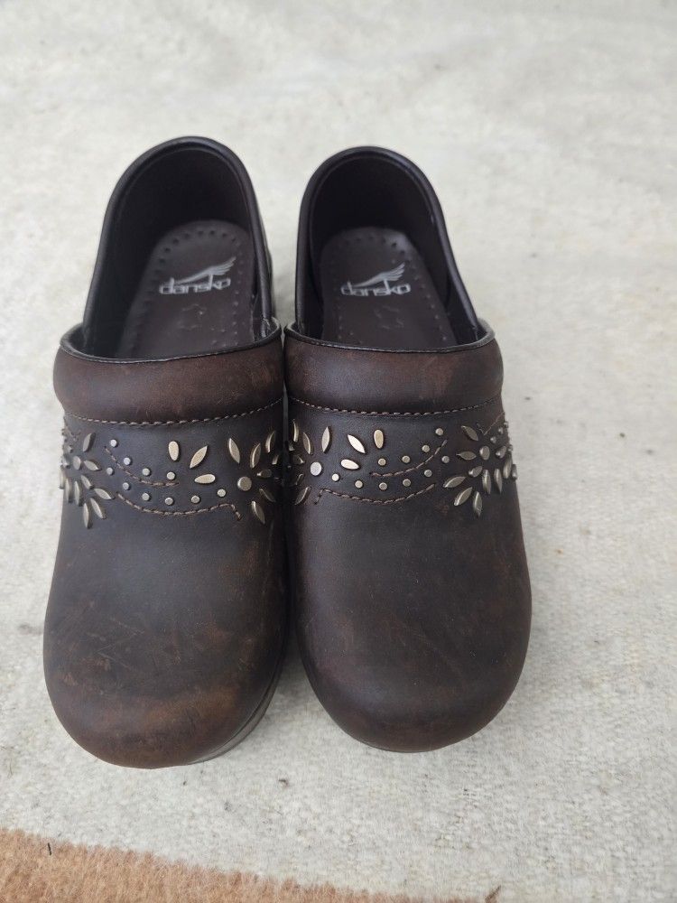 DANSKO PATRICIA BROWN STUDDED SHOES SZ 6.5