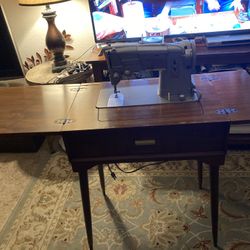 Antiquez Singer Sewing Machine