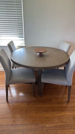 Round table & 4 dinning chairs