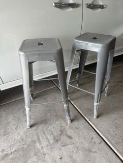 2 barstools