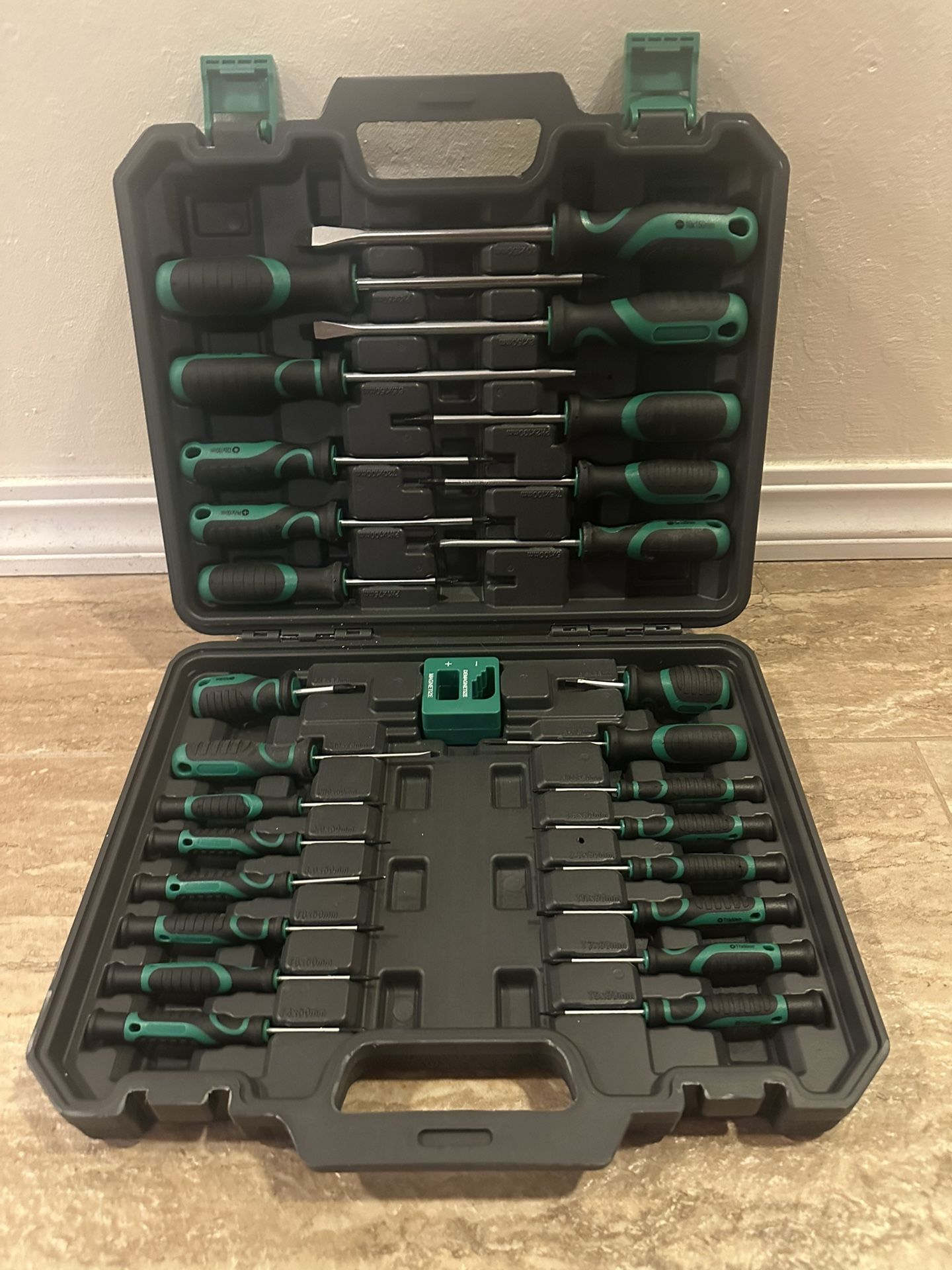 27 Piece Screwdriver Set With Storage Case