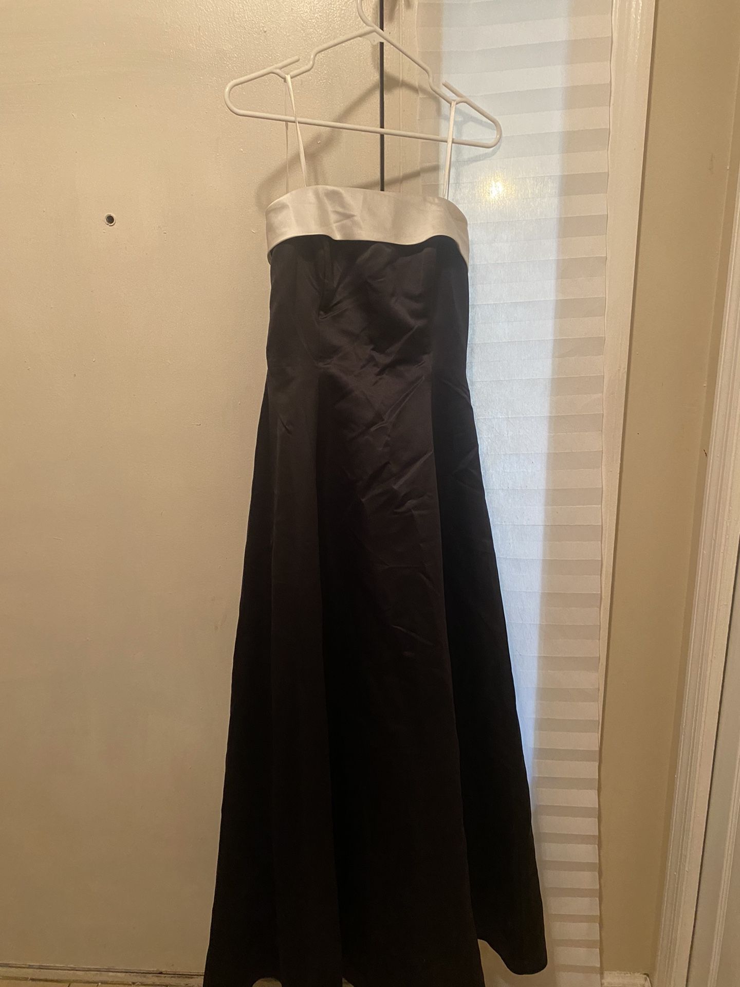 Like New Homecoming /Prom Dress Black & White with Shawl. Size Medium $10 FCFS