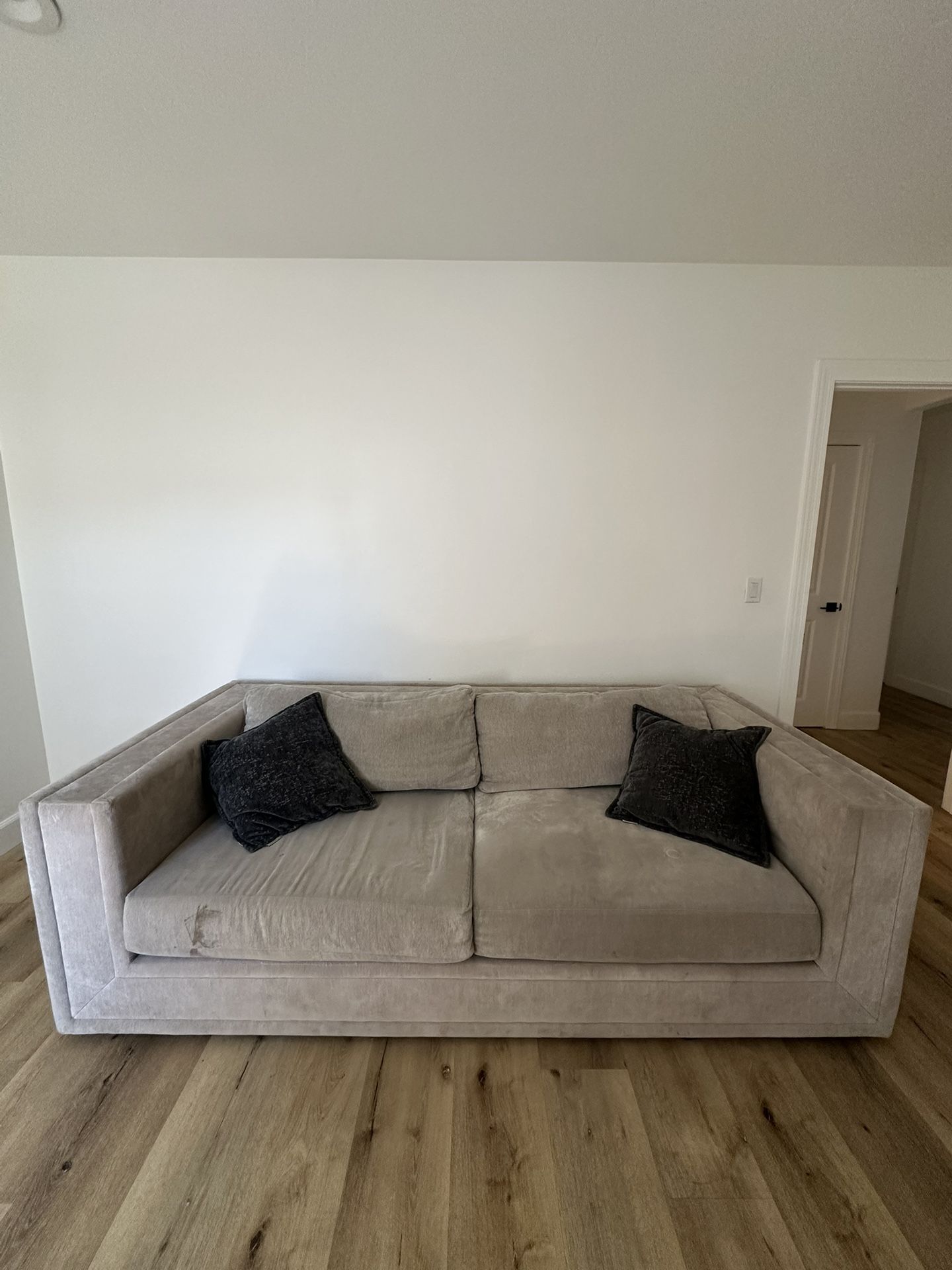 Zgallerie Couch