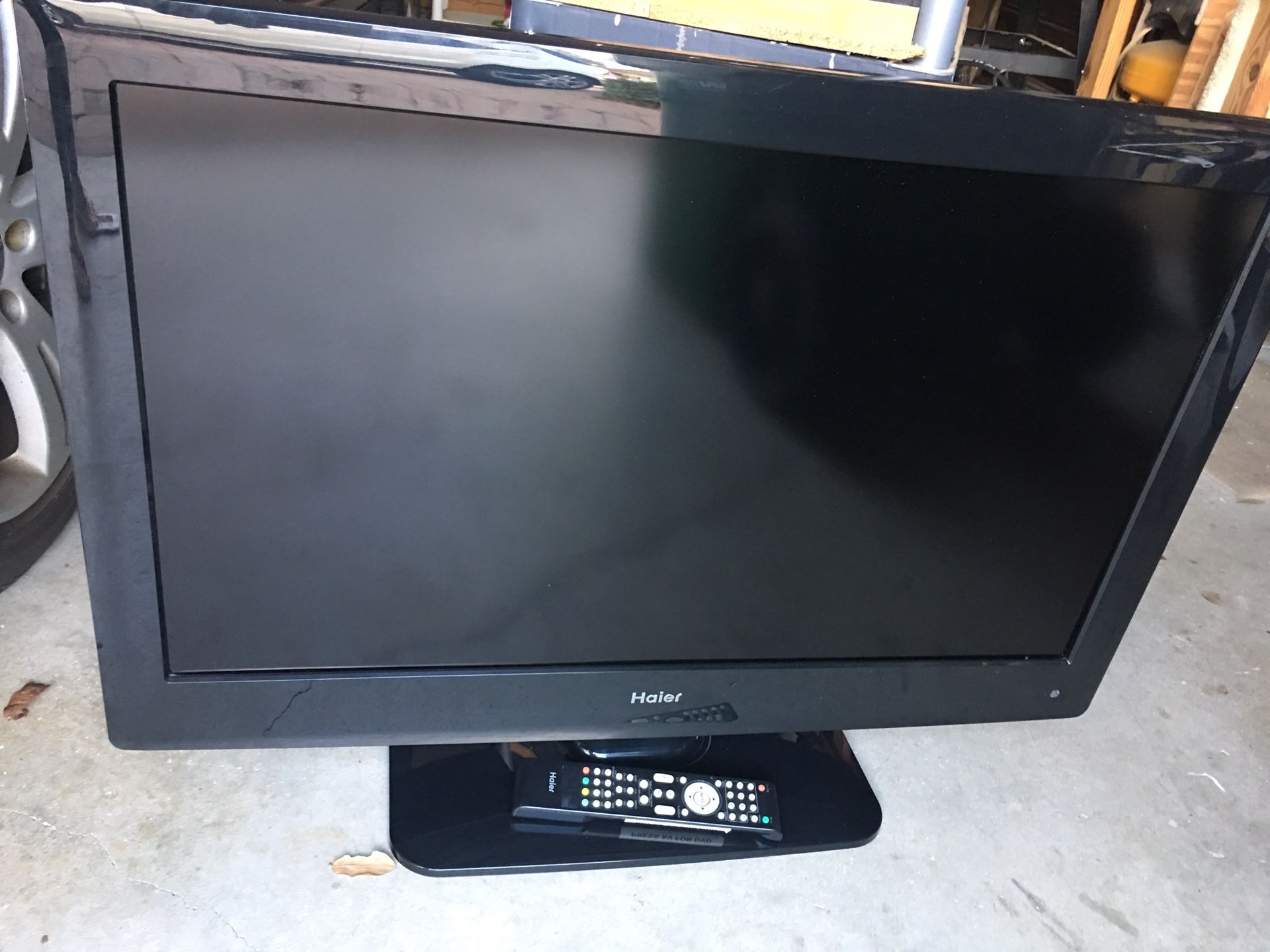 Haier 32 inch Flat Screen Smart TV w/Remote