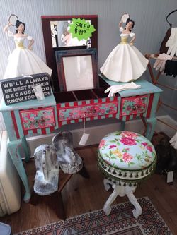 Custom vanity with lifting lid storage