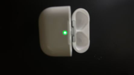 Apple AirPod 4 charging case