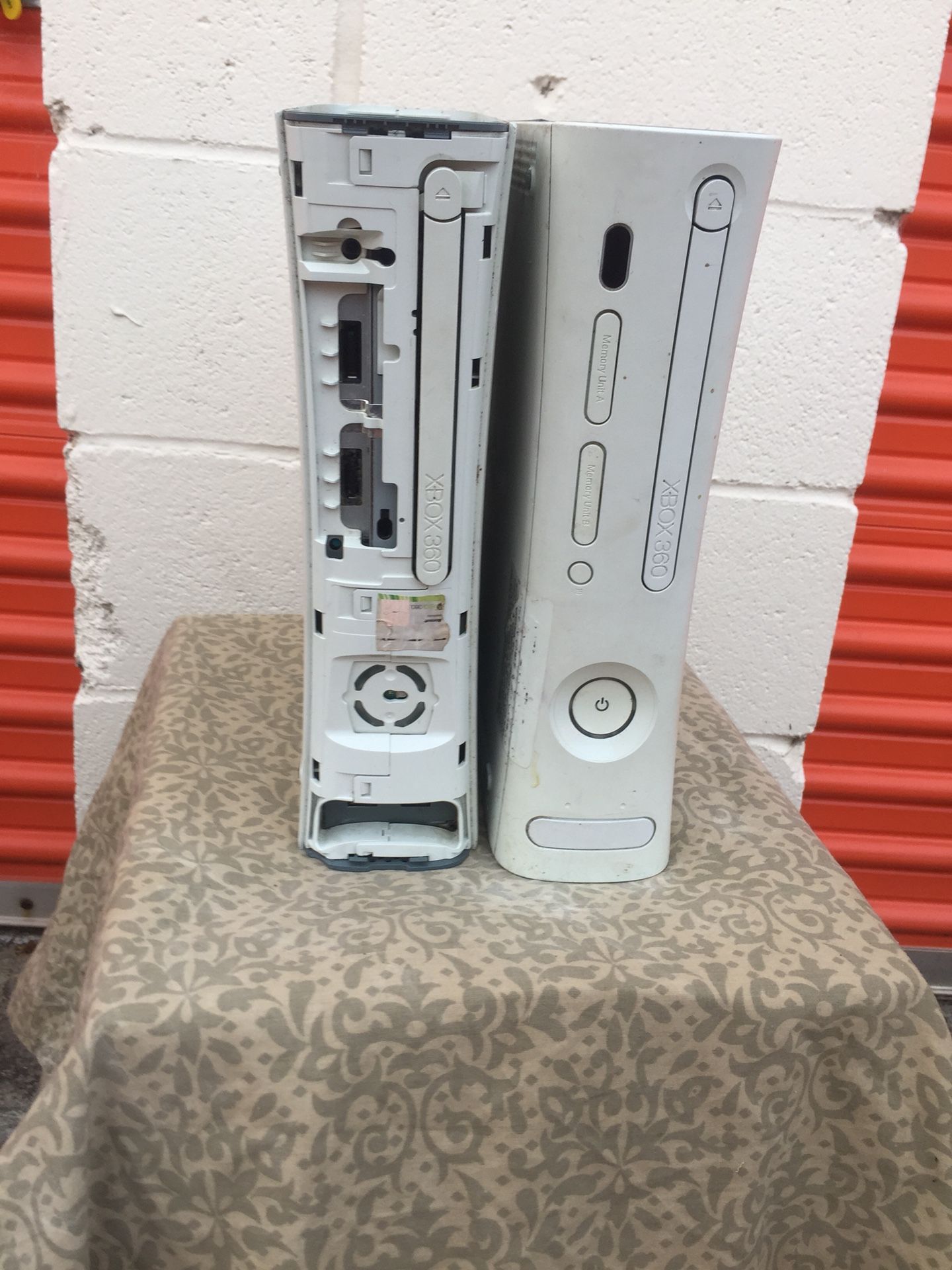 2 Xbox 360 consoles