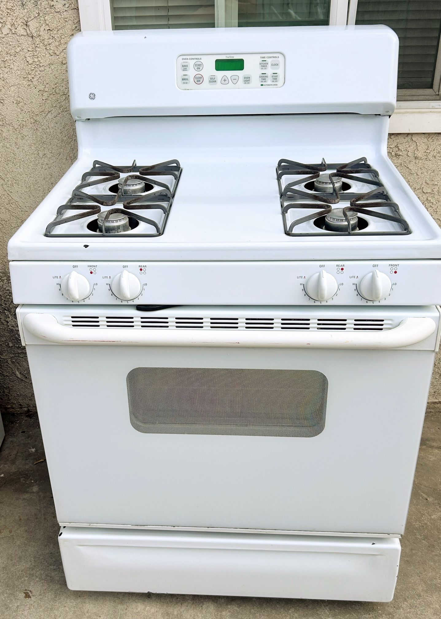 GENERAL ELECTRIC 30” GAS STOVE