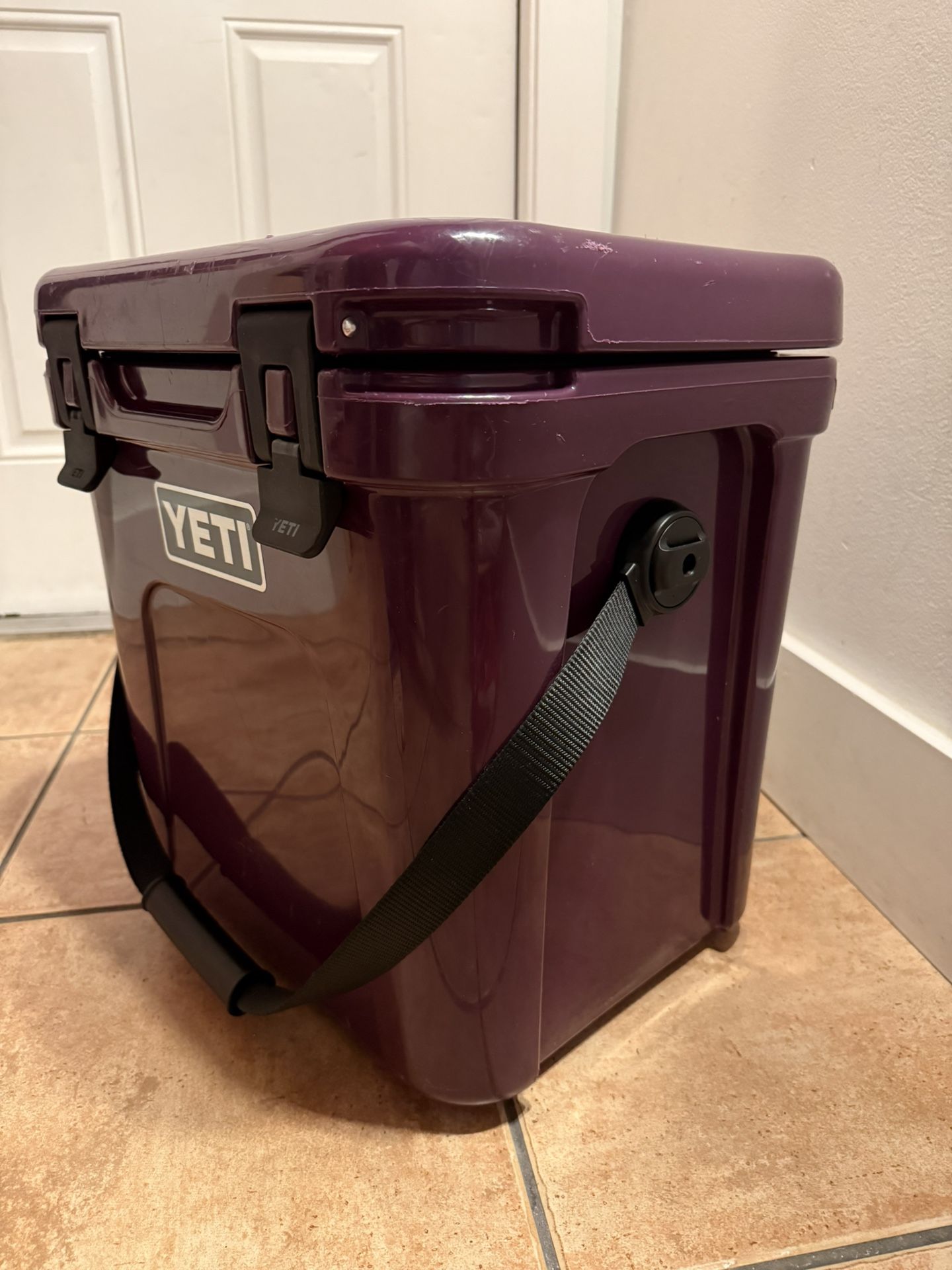 YETI Roadie 24 Hard Cooler Nordic Purple Ice Box