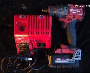 Milwaukee hammer drill/driver + 8.0 battery +charger