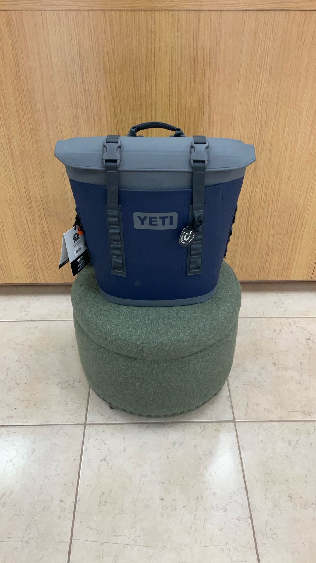 YETI HOPPER M12 BACKPACK COOLER NAVY.