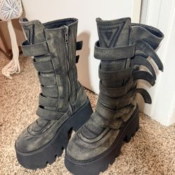 Size 7 Darker Wavs Dollskill Boots