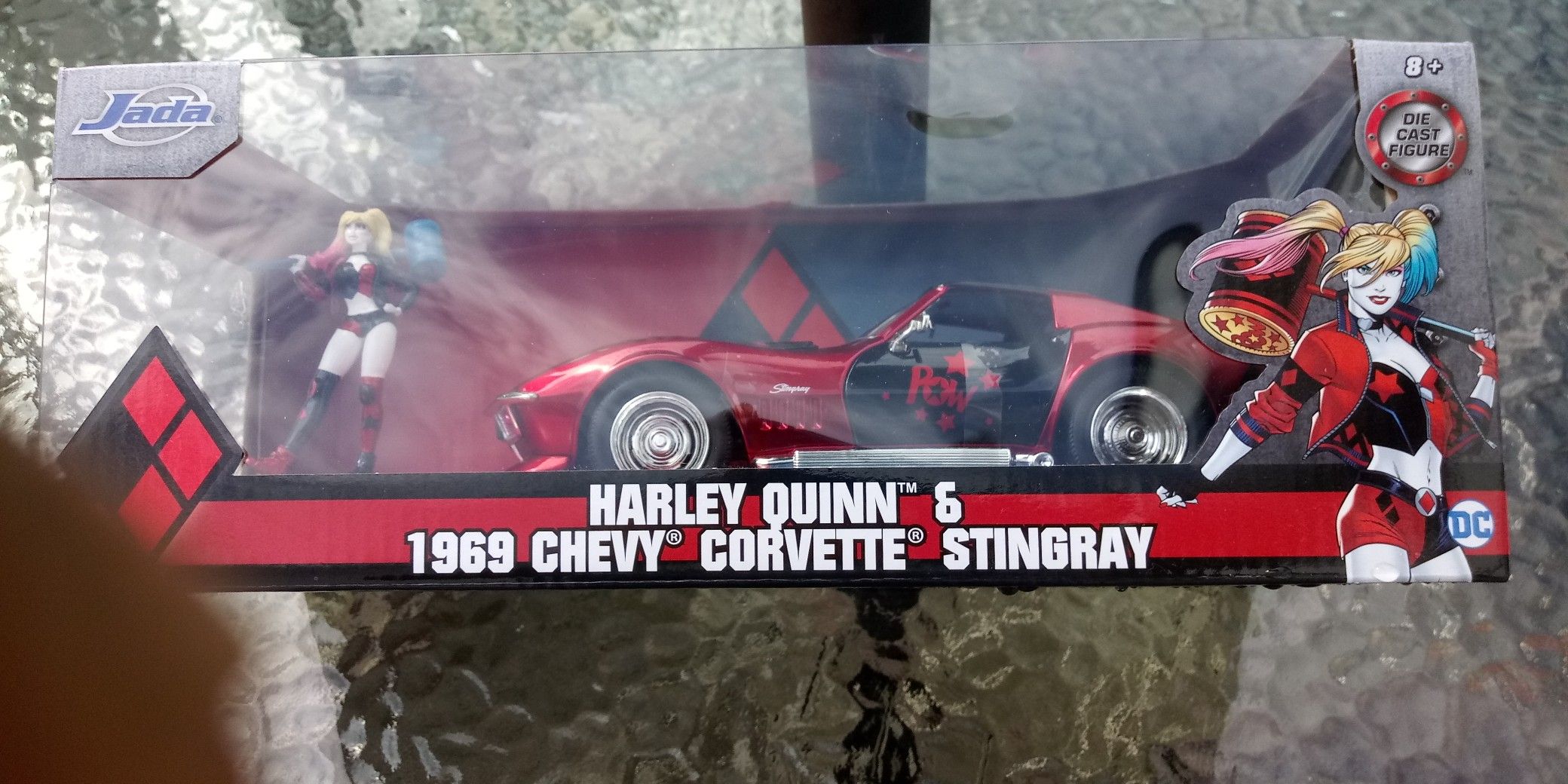 Jada 31196 DC Comics Harley Quinn 1969 Chevy Corvette Stingray 1:24 with Figure