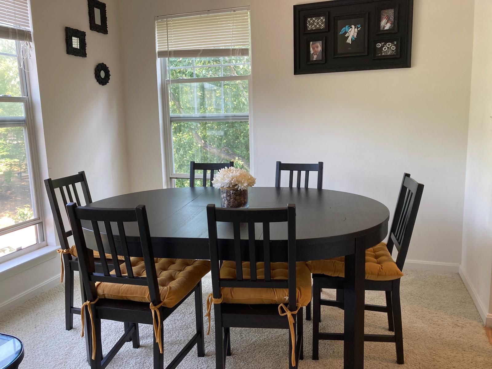 Extendable dining table with 6 chairs and accessories
