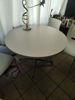 White Table And 4 Chairs 