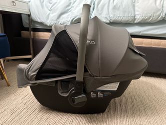 Nuna car seat with 2 base
