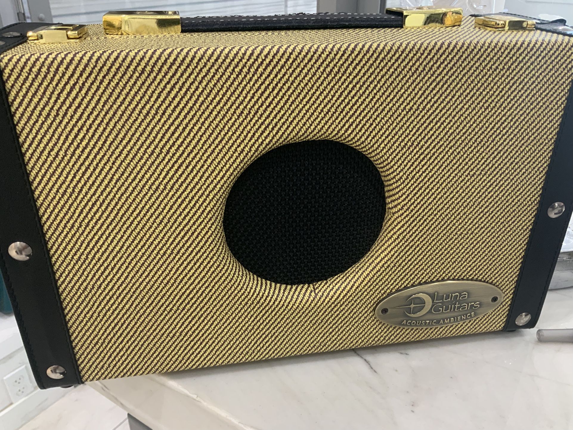 Luna Guitar Amp 5 Watts Battery Operated With A/C Excellent Condition 