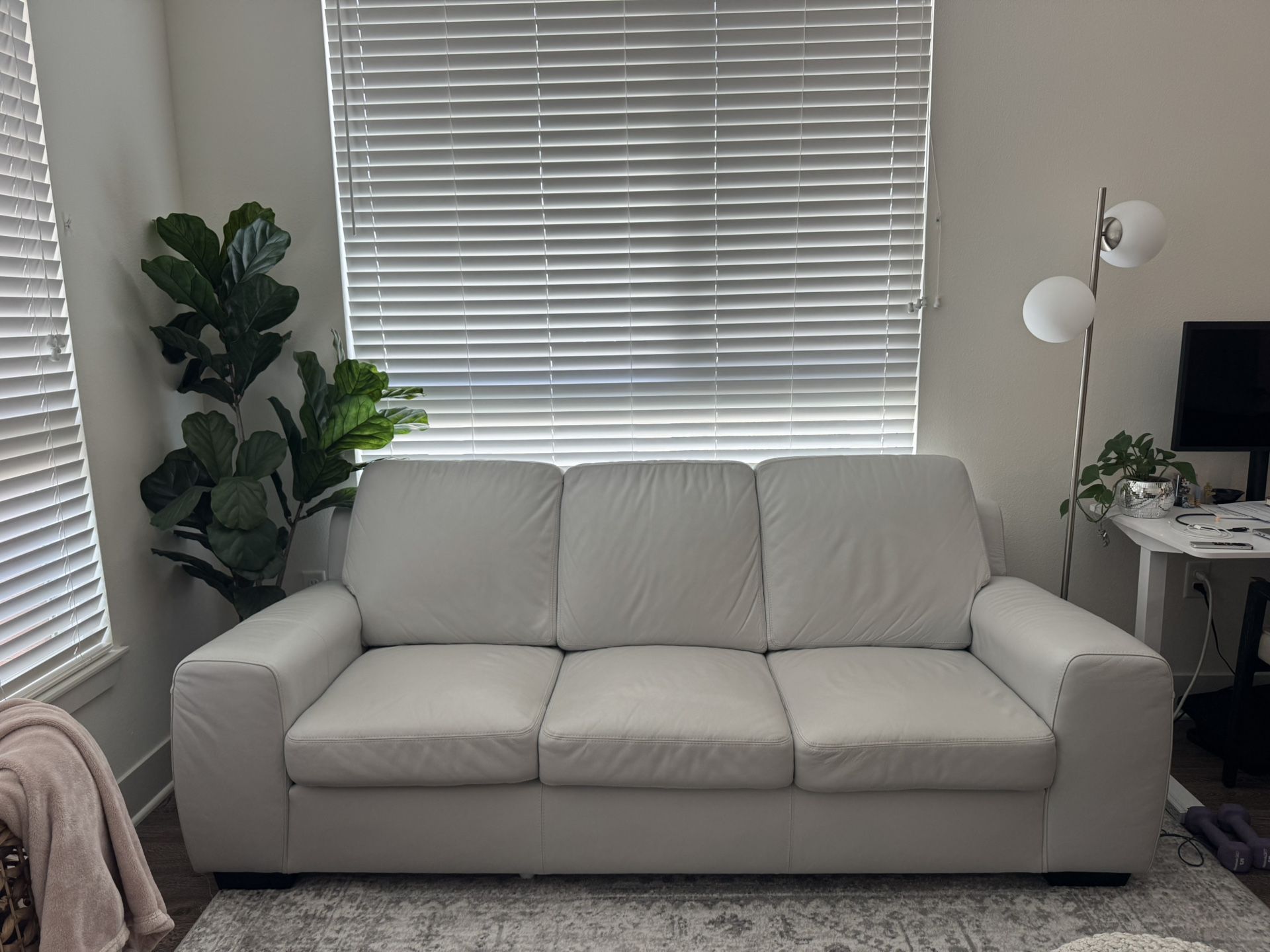 Leather Couch Light/white/grey/silver 