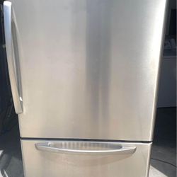 Bottom-Freezer Refrigerator 