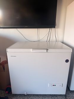 Amana 9 cu. ft. Chest Freezer with Convertible Freezer to Fridge in White