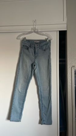Woman’s Levi’s style 311 (27 x 28) short